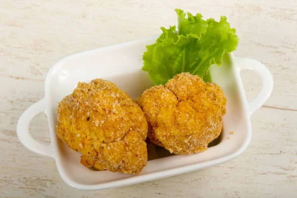 Ahşap arka plan üzerinde beyaz tabakta diyet gevrek karnabahar