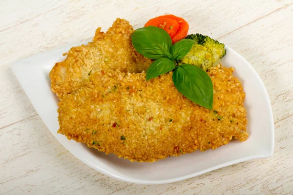 Susam ve haşlanmış sebzeler ile ahşap arka plan üzerinde tavuk