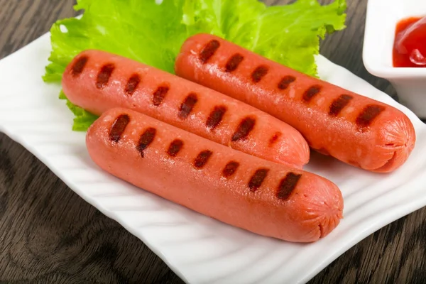 Saucisses Grillées Avec Salade Ketchup Sur Fond Table Bois — Photo