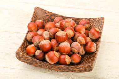 Ahşap arka planda fındık yığını 