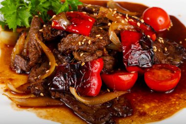 Domates soslu istiridye içinde sığır eti 