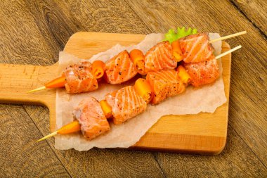 Çiğ somon şiş ile baharat yemek için ahşap masa arka plan hazır