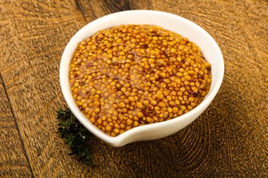 Dijon hardal kase kekik ile ahşap arka plan üzerinde sos