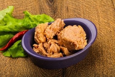 Closeup kase yemek pişirmek için hazır konserve ton balığı 