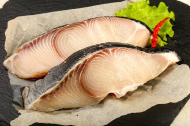 Ham sulu köpek balığı biftek ızgara üzerinde ahşap arka plan için hazır