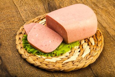 Jambon sosis salata üzerine ye, ahşap masa arka plan için hazır bırakır