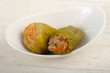 Ahşap arka plan üzerinde etli biber dolması