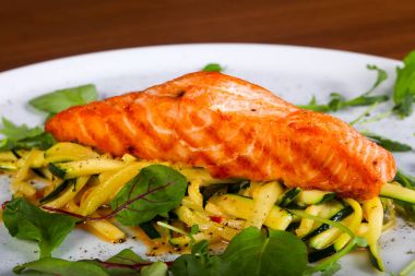 Sebze ve salatalı ızgara somon.