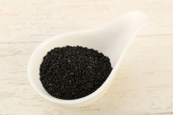 Schwarze Nigella Samen Türmen Sich Über Hölzernen Hintergrund — Stockfoto