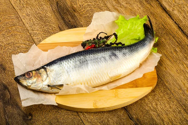 Biber ve baharat, ahşap masa arka plan ile salamura ringa balığı