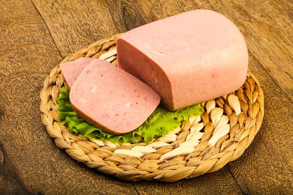 Jambon sosis salata üzerine ye, ahşap masa arka plan için hazır bırakır