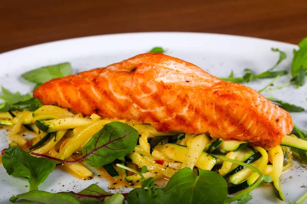 Sebze ve salatalı ızgara somon.