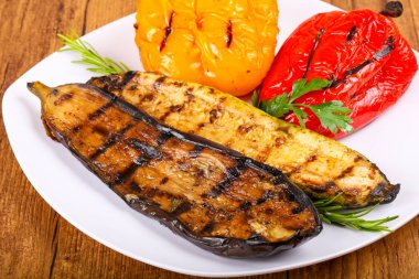 Beyaz plaka üzerinde çeşitli ızgara sebze