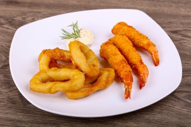 Kalamar ve Sarımsak soslu karides Tempura 