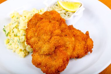 Çek mutfağı - şnitzel lahana ve limon ile 