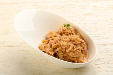 Closeup kase yemek pişirmek için hazır konserve ton balığı 