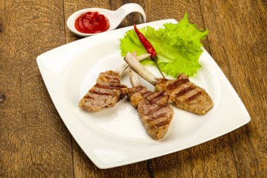 Salata yaprakları ahşap arka plan üzerinde hizmet domates soslu kuzu ızgara