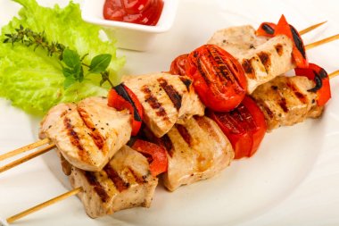 Domates ve biber beyaz plaka ile Türkiye şiş ızgara