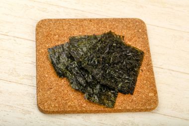 Ahşap arka plan üzerinde fiş gevrek Nori yaprak 