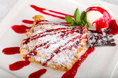 Strudel beyaz plaka üzerinde dondurma ile