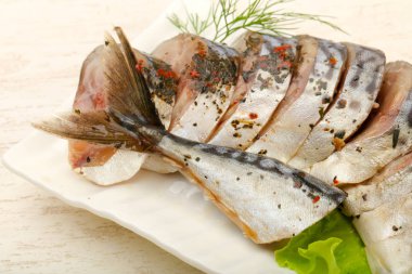 Scomber ahşap masa arka plan üzerinde füme