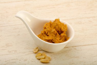 Ahşap masa arka plan üzerinde fındık fıstık ezmesi