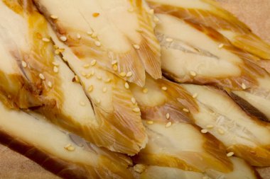 Yılan balığı sashimi gemide, ahşap masa arka plan üzerinde Japonca gıda