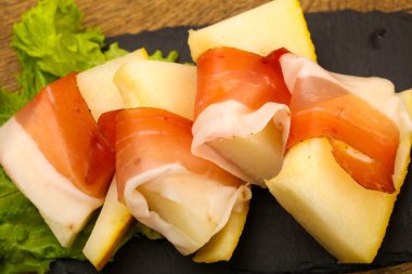 Lezzetli İspanyolca Hamon ahşap masa arka plan üzerinde