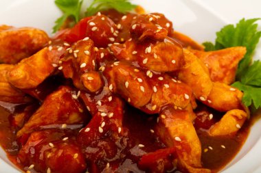 Beyaz plaka teriyaki soslu tavuk 