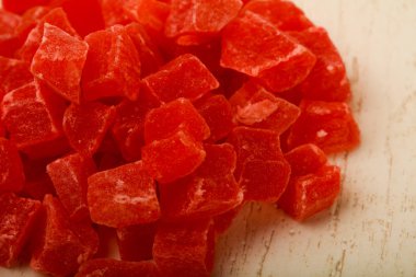 Ahşap masa arka plan üzerinde kuru papaya yığın