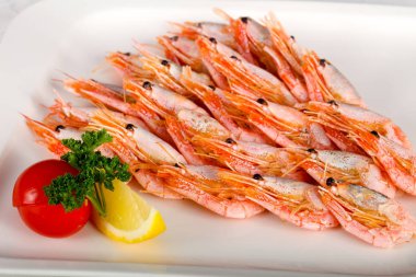 Haşlanmış karides kase - yemek için hazır 