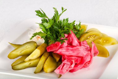 Masada plaka üzerinde Turşu sebze karışımı