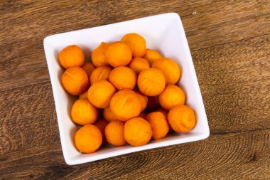 Sıcak patates topları ahşap arka plan üzerinde