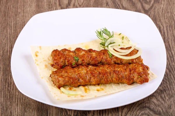 Primo Piano Hot Juicy Kebab Alla Griglia Con Cipolla Prezzemolo — Foto Stock