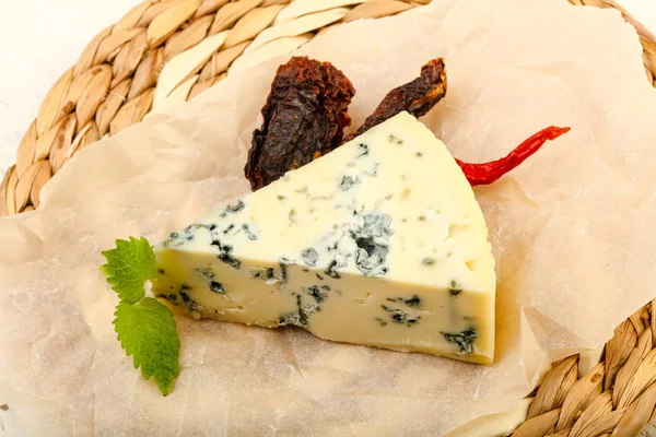 Queso Azul Con Menta Sobre Fondo Madera — Foto de Stock