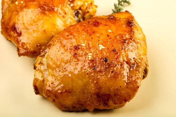 Paha Ayam Panggang Dengan Rempah Rempah Atas Meja Kayu — Stok Foto