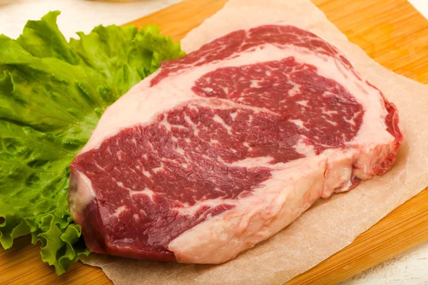 Rib Eye Roh Steak Bereit Zum Kochen Holztischhintergrund — Stockfoto