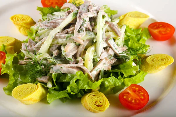 Tong Salade Met Omelet Witte Plaat — Stockfoto