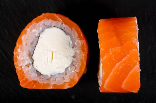 Closeup Rolo Salmão Com Queijo Macio Comida Japonesa Mesa Madeira — Fotografia de Stock