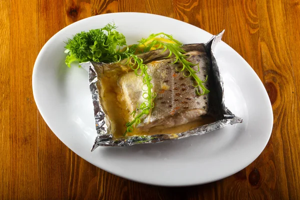 Salmão Cozido Vapor Com Tomilho Sobre Fundo Madeira — Fotografia de Stock