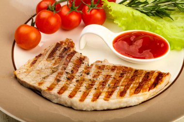 Izgara bağlantı noktası biftek domates ketçap ve biberiye 