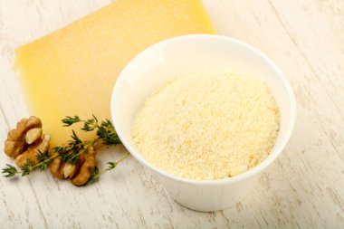 Parmesan rendelenmiş peynir yığın ceviz ve kekik ahşap arka plan üzerinde