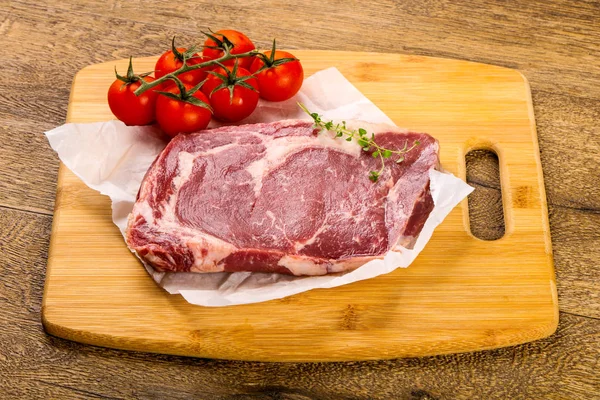 Surový Ribeye Steak Tymiánem Připraven Vaření Přes Dřevěné Pozadí — Stock fotografie