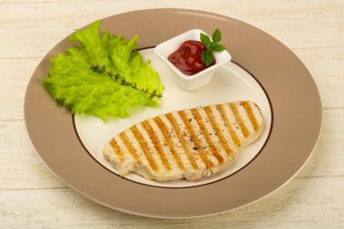 Ahşap arka plan üzerinde beyaz tabakta baharatlar ile Türkiye'de biftek ızgara