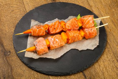 Çiğ somon şiş ile baharat yemek için ahşap masa arka plan hazır