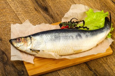 Biber ve baharat, ahşap masa arka plan ile salamura ringa balığı