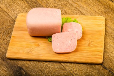 Jambon sosis salata üzerine ye, ahşap masa arka plan için hazır bırakır