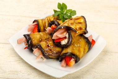 Jambon, peynir ve biber, ahşap masa arka plan ile doldurulmuş patlıcan