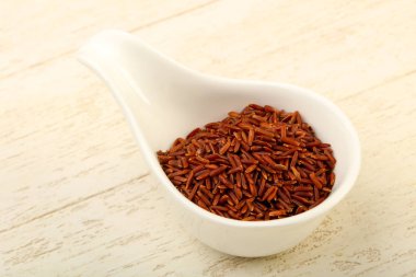 Ham kahverengi pirinç kase ahşap arka plan üzerinde