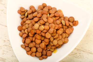 Kase yemek için ahşap masa arka plan hazır çiğ mercimek closeup